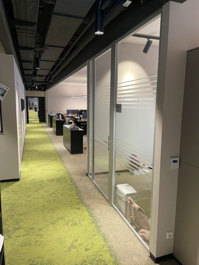 Sichtschutzfolie Büro Streifen Falkensteiner Hotels & Residences 00001