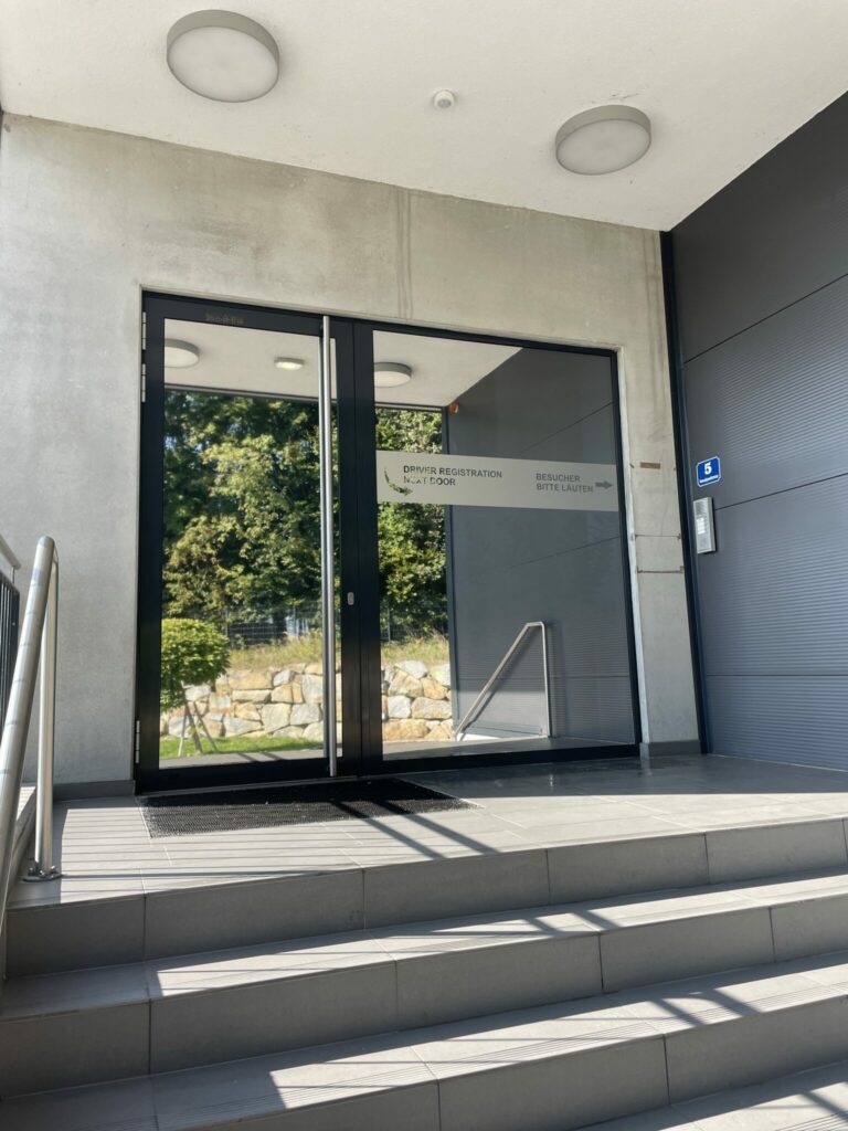 Sonnenschutzfolie mit Beschriftung Firma ontime 3