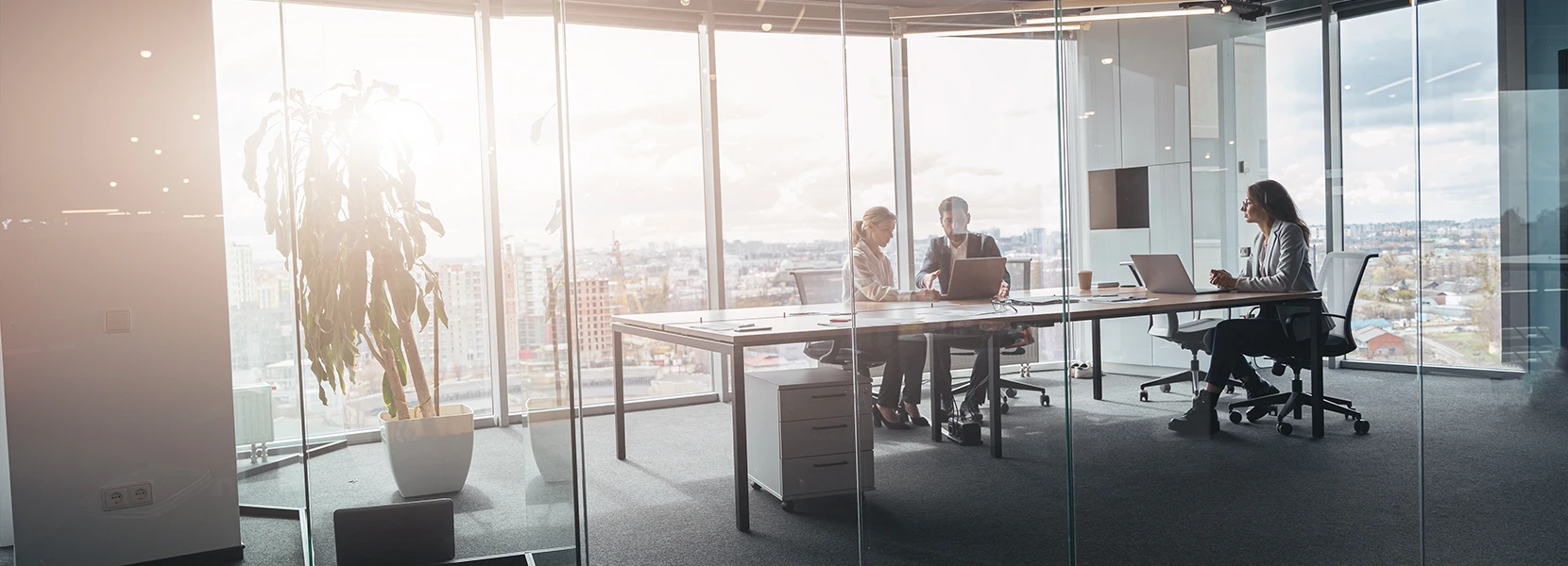 Glasfolierung 7 slide-sonnenschutzfolien-buero-innen-2