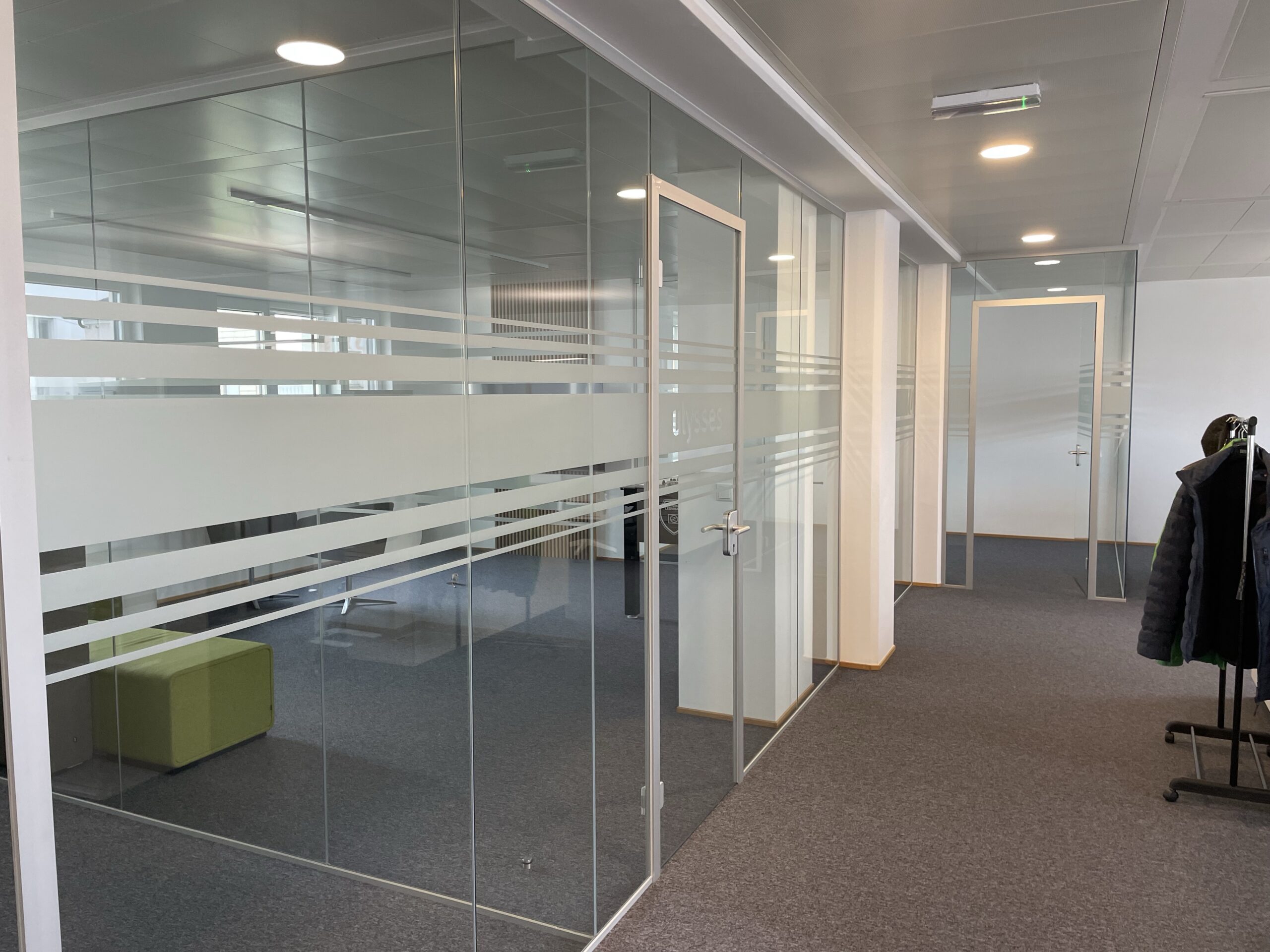 Sichtschutzfolie Streifen Kirchdorf Büro Glastrenwand