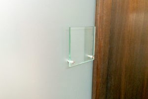 Glasschild an der Wand mit Design-Glasschilder