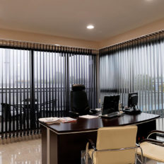Sonnenschutzrollos für Gewerbe- & Bürogebäude oder Privathäuser – effektiver Sonnenschutz und Blendschutz