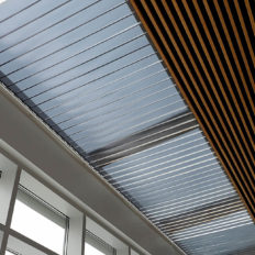 Sonnenschutzrollos für Gewerbe- & Bürogebäude oder Privathäuser – effektiver Sonnenschutz und Blendschutz