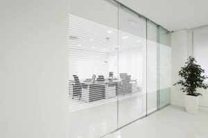 Streifenfolie für Büros mit viel Glasfläche